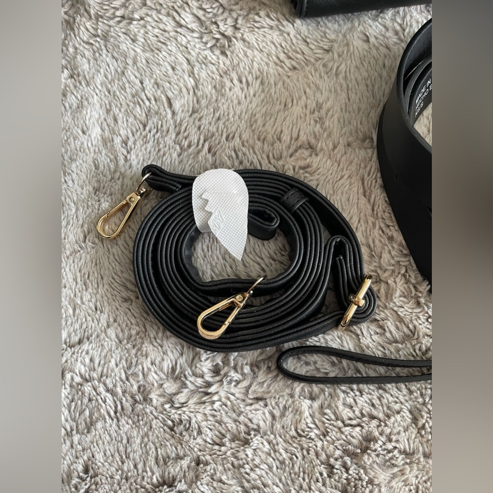 Purses/Wallet/Belt Lot - Picture 15 of 15